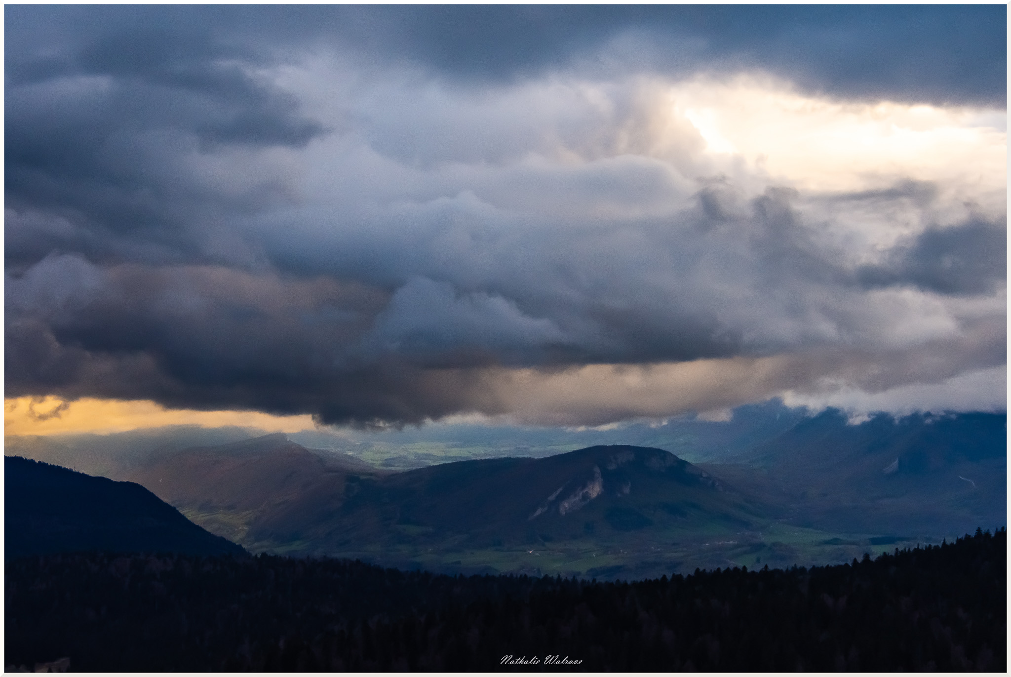 Vue sur l'Obiou au soleil couchant